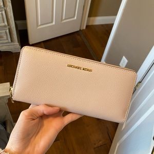 Micheal Kors Wallet/ Wrislets